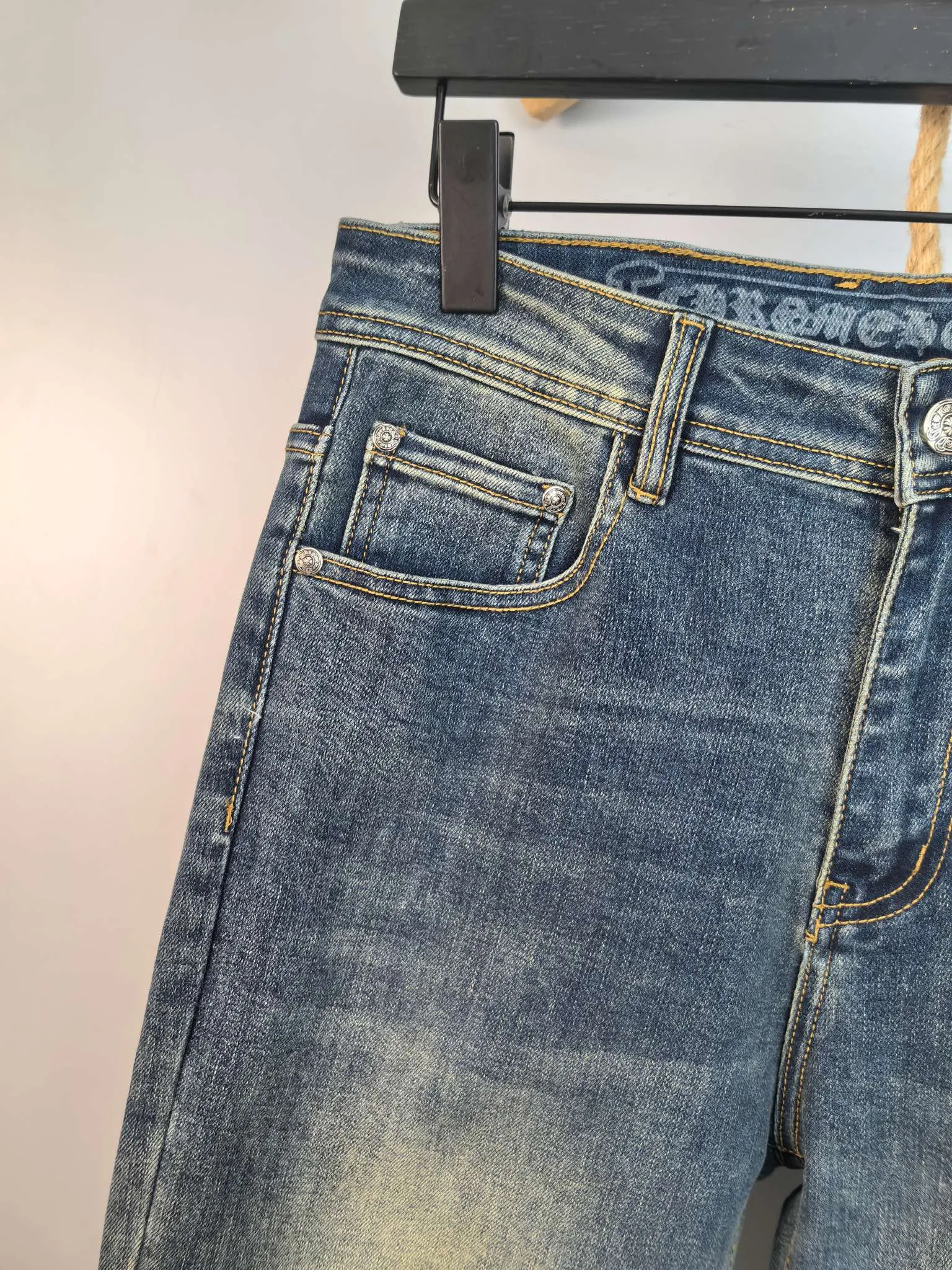 P440 Chrome Hearts men's fashionable large hem jeans, official album and poster wear style!  High-grade imported denim raw-color fabrics are supplied to customers. We specially select pure 13oz denim fabrics from Okayama, Japan. They are washed with heavy-duty environmentally friendly plant enzymes. The texture has a light retro color and is quite beautiful, which is very suitable for the autumn and winter colors. After washing, the fabric is soft and delicate, but has a strong sense of bones and a slight stretch, which provides an excellent comfortable experience. There is no damage from any technical elements throughout the body, retaining the purest tannin color! The details throughout the body are perfect, exquisite and elegant. The latest leather label on the waist highlights the brand's characteristics. The hardware accessories, leather label and wiring all reflect the craftsmanship! The silhouette is perfectly tailored and has excellent butt lift and slimming effect. It can be easily matched with any top in the wardrobe. It has wide compatibility and is suitable for various daily wear. The upper body is full of shape. It is a must-have trousers for those who are obsessed with quality control and 1V! Size: 29-38 No 35 37